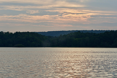 夕阳下湖泊和森林的美丽孤立照片