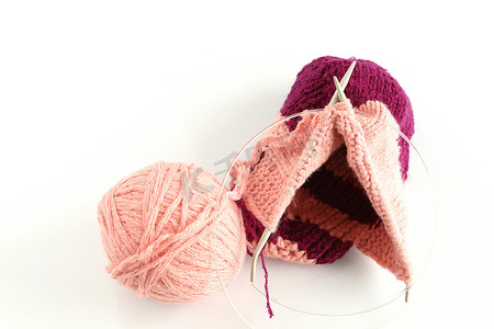 用于手工编织的粉色和红色线团