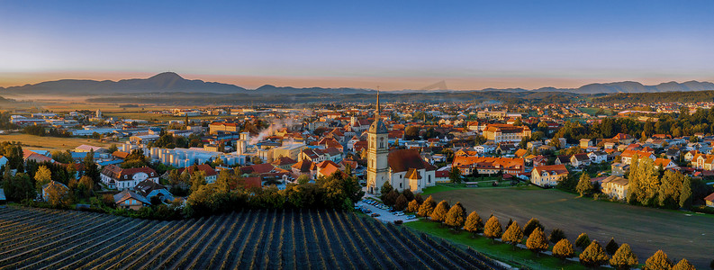 斯洛文尼亚中世纪欧洲小镇斯洛文尼亚比斯特里察的空中全景，拥有教堂和城堡