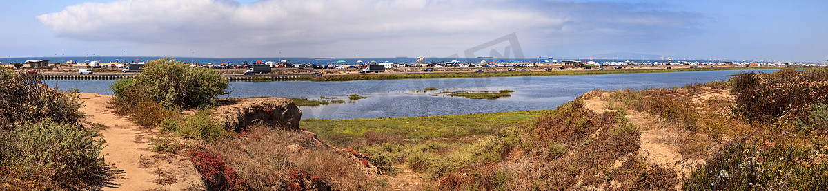 沿着 Bolsa Chica wetlan 宁静祥和的沼泽小径