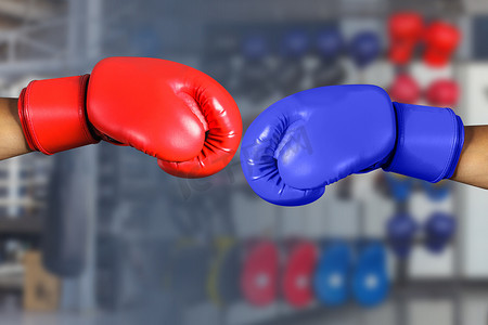 健身房健身中的红色和蓝色拳击手套
