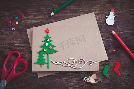 用毛毡圣诞树、雪花效果和红星签名的手工圣诞卡