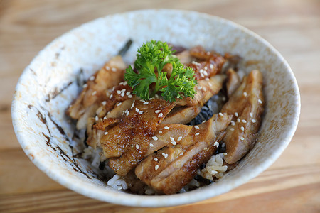 日本食品，木制背景的鸡肉照烧饭