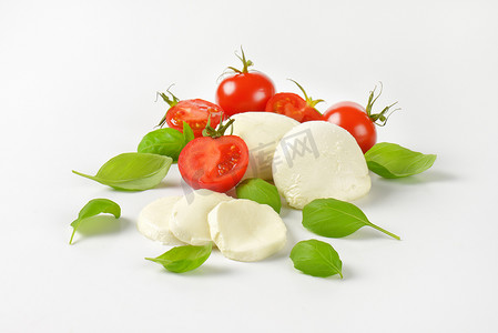 马苏里拉奶酪、西红柿和新鲜罗勒