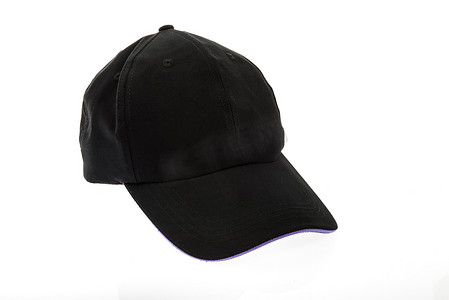 白色背景上带紫色饰边的黑色高尔夫球帽