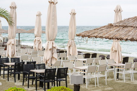 希腊马其顿 Leptokaria 空荡荡的海滩户外咖啡馆