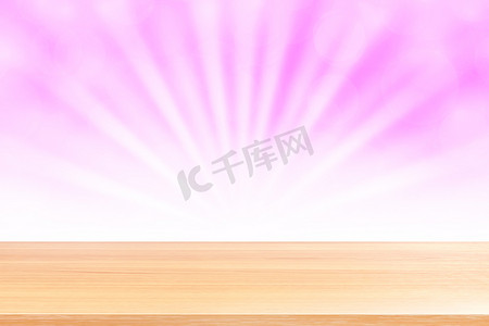 空木桌地板上柔和的粉红色散景灯光束闪耀渐变背景，木板空在粉红色散景彩色灯光照耀下，粉红色彩色散景灯渐变柔和，用于横幅广告