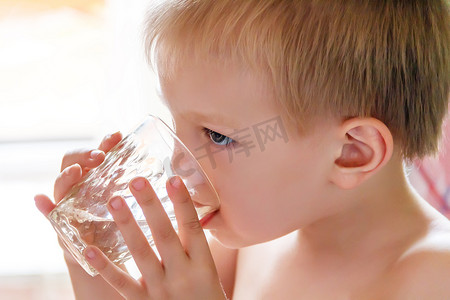 喝小孩摄影照片_金发小孩喝水