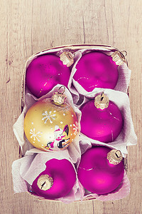 圣诞球红色摄影照片_圣诞球红色和金色在 vint 的木篮顶视图中