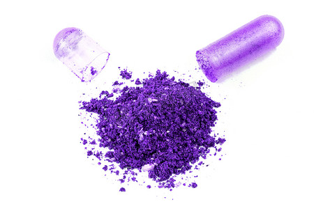 打开质子紫色有机药物胶囊隔离在白色背景特写
