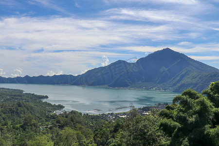 印度尼西亚巴厘岛阿邦山下巴图尔火山火山口的高山湖泊。