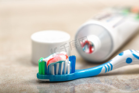架子上的牙刷和牙膏
