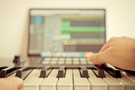 音乐键盘播放器正在计算机 DAW 音乐 st 上录制歌曲