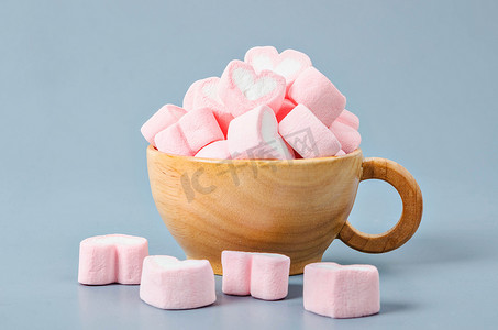 木杯中的心形粉红色棉花糖。
