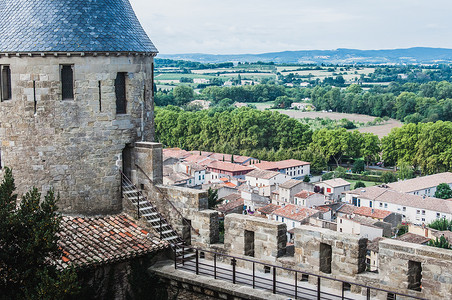 紫天空摄影照片_法国中世纪城市卡尔卡松的城墙