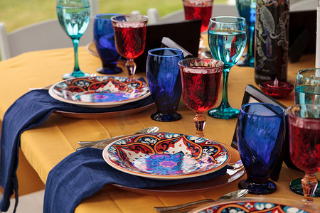 红色和宝蓝色餐桌布置