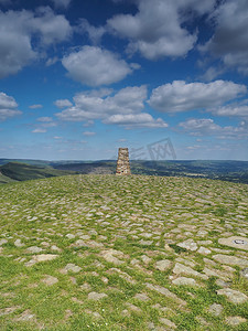 Mam Tor 的三角测量点俯瞰峰区埃代尔谷