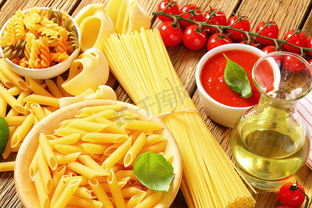 卡拉什摄影照片_什锦意大利面、番茄酱和橄榄油