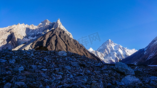巴基斯坦摄影照片_巴基斯坦喀喇昆仑山康科迪亚的 K2 和布洛阿特峰