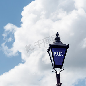 警察在老式英国埃文河畔斯特拉特福路灯上签名