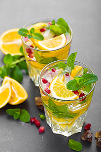 柠檬莫吉托鸡尾酒配新鲜薄荷和石榴、清爽夏日冷饮或冰饮料