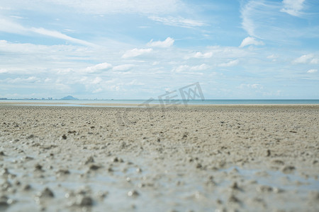 天气炎热 干涸的海水见沙架海边。