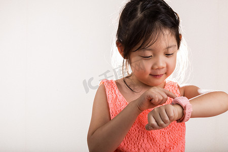 2g摄影照片_带智能手表的孩子/使用智能手表背景的孩子
