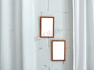 窗帘窗帘样机摄影照片_两个木制框架上的白色空白空间。
