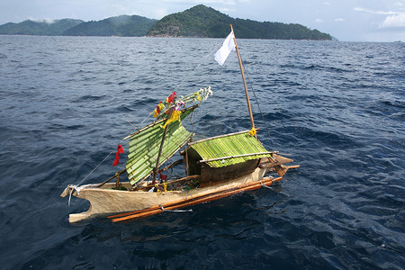 工艺船漂浮在纪念 Sea G 祖先的仪式上