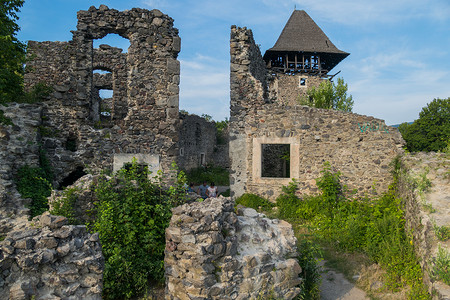 乌日哥罗德摧毁了涅维茨基城堡坚固的防御堡垒的厚墙。