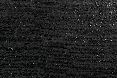 科技水滴摄影照片_黑色平面橡胶表面宏观背景上的水滴