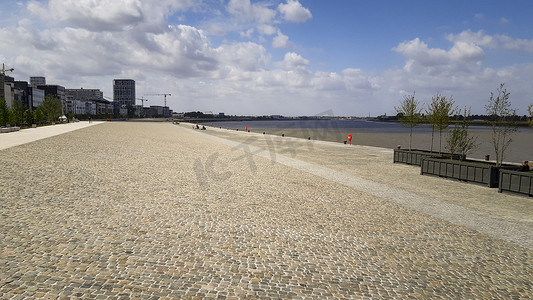 烫金天安们摄影照片_比利时佛兰德斯安特卫普的 Scheldt 码头和河滨长廊景观
