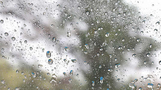玻璃窗镜玻璃上水雨滴透明度的自然清新湿背景