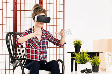 使用虚拟现实 VR 眼镜获得经验的女孩