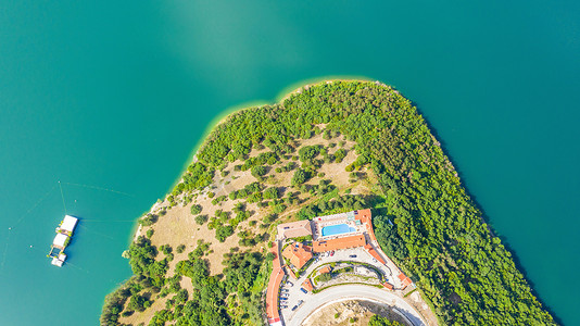 平静的心摄影照片_Vacha 大坝周围绿色山丘的鸟瞰图。