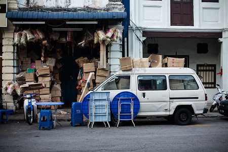 彩色建筑摄影照片_彩色建筑狭窄的街道