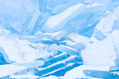 与结冰的冰袋冰漂浮物和其他形成的冬天场面