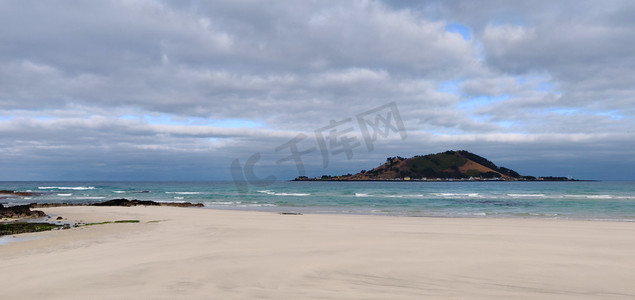 山与海摄影照片_Hyeopjae 海滩风景与沙子、山和钴蓝色海