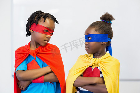 毯红摄影照片_假装是超级英雄的男孩和女孩
