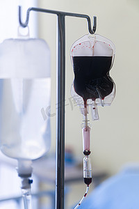 挂在钢杆上的实验室医疗备用血袋