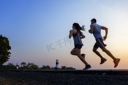 厦门马拉松摄影照片_跑步在日出夫妇锻炼马拉松和锻炼 f