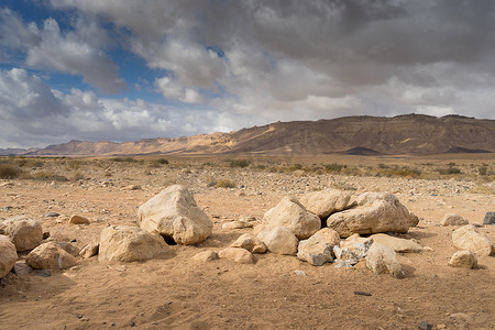 以色列摄影照片_在内盖夫戏剧性的石头沙漠徒步旅行，以色列