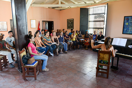 人们在古巴圣地亚哥合唱团唱歌