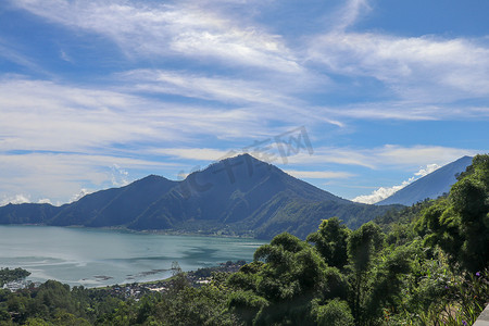 印度尼西亚巴厘岛阿邦山下巴图尔火山火山口的高山湖泊。