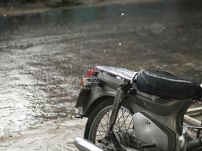 摩托车和雨滴特写