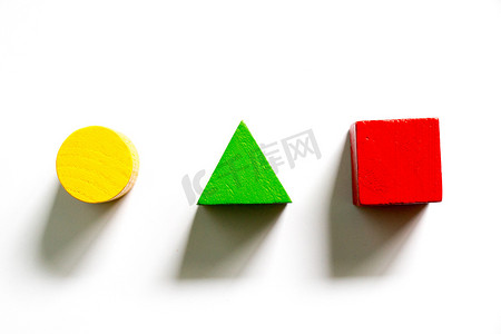 一套彩色木制玩具（方形、三角形、圆形）在 wh