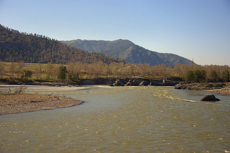 卡通土地摄影照片_湍急的卡吞河沿着阿尔泰山脚下流淌着碧绿的海水。