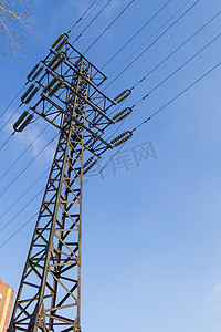 高压输电线110 kV，金属支持，导线，绝缘体，反对天空蔚蓝，垂直的射击