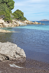 海滩上的绿水和有趣的花岗岩岩石形状