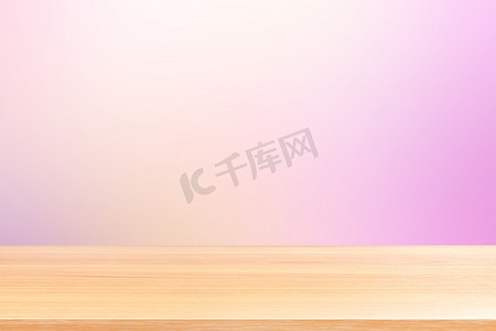 渐变粉红色软背景上的空木桌地板，木桌板空前彩色渐变，粉红色渐变上的木板空白，用于展示产品或横幅广告